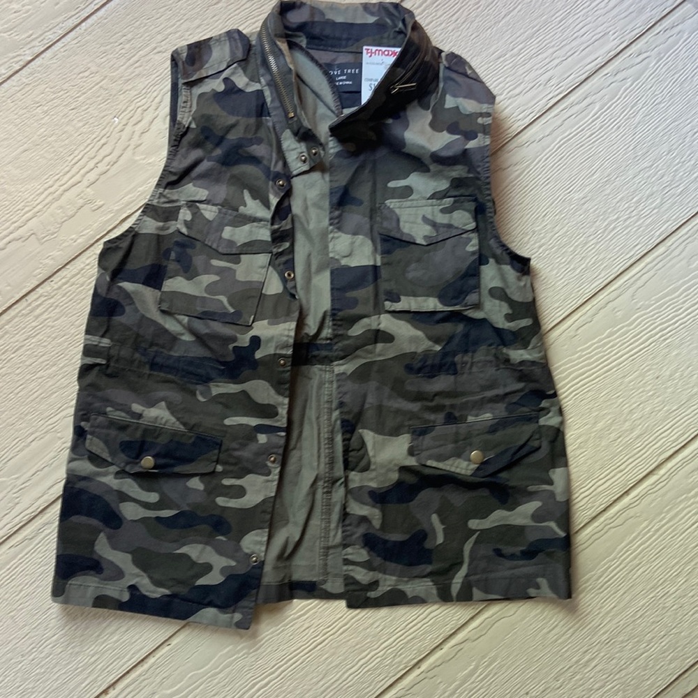 NWT, large camo vest, Love Tree